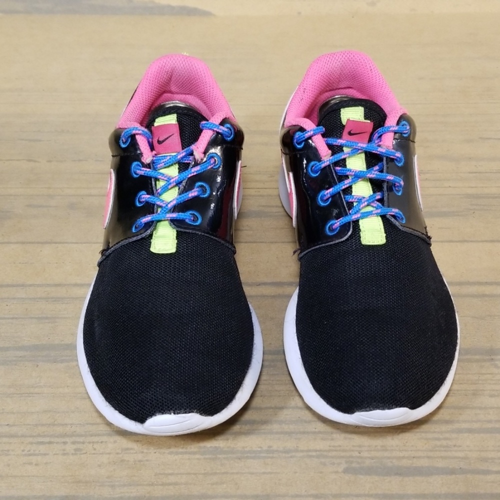 ***SOLD***Nike Kids Roshe One Sneakers - Picture 3 of 8